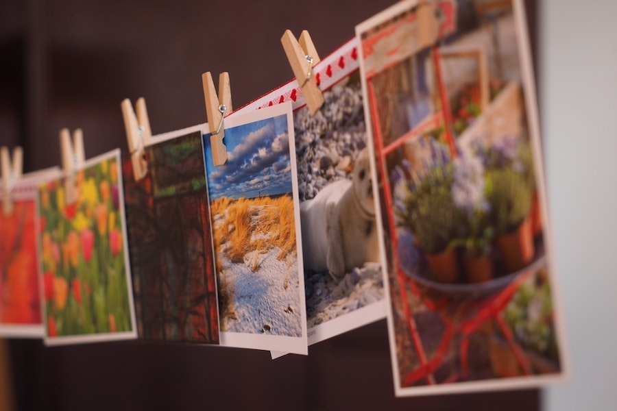 Una serie di foto a colori fissate con fermagli di carta