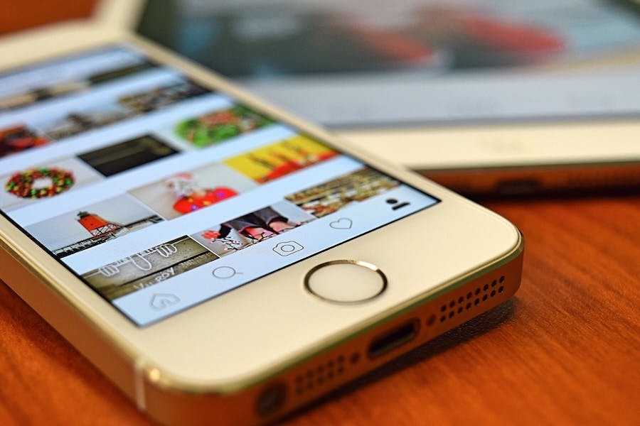 جهاز iphone 5s باللون الفضي يظهر فيه Instagram